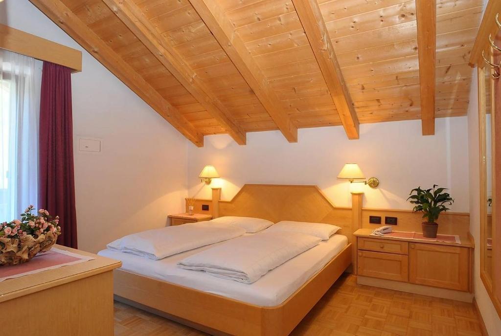 Pensione Edelweiss St. Kassian Zimmer foto